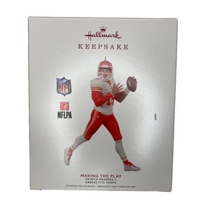 Hallmark Keepsake Patrick Mahomes II Making the Play NFL ornament with Box 2019